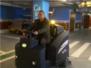 大型駕駛室洗地機(jī)DW-C350服務(wù)于車庫(kù)